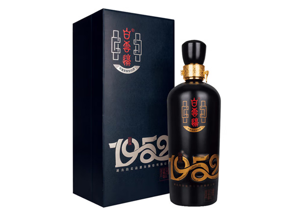 回收白云边1952建厂70周年纪念660ml兼香型白酒